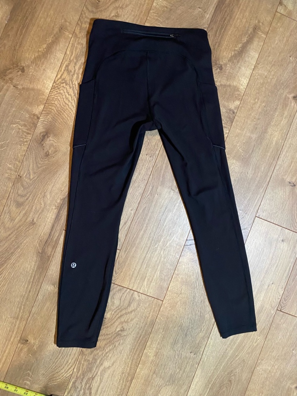 Lululemon black size 4 mid -Rise Pocket Leggings 24”